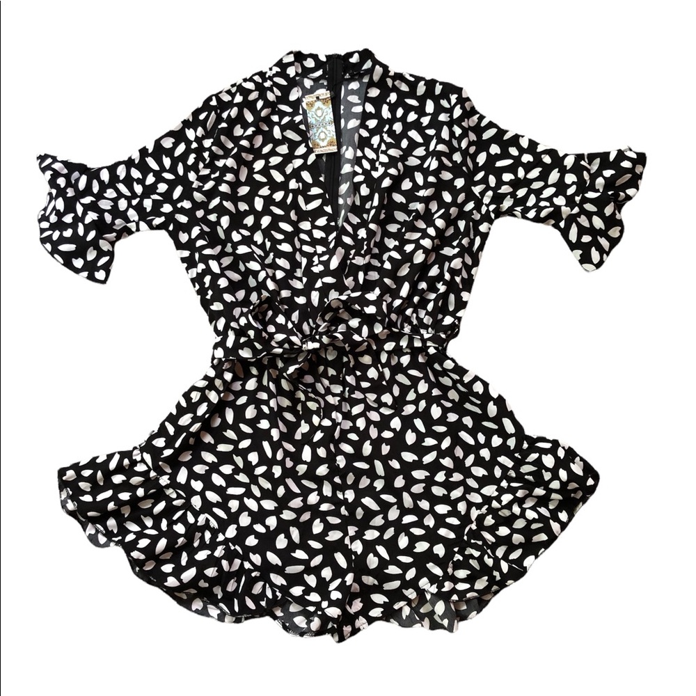 NWT- BOOHOO PLUS WRAP RUFFLE SMUDGE PRINT PLAYSUIT (romper)
